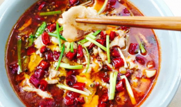 水煮鱼的做法视频,麻辣鲜香，口感层次丰富，家庭必备经典川菜